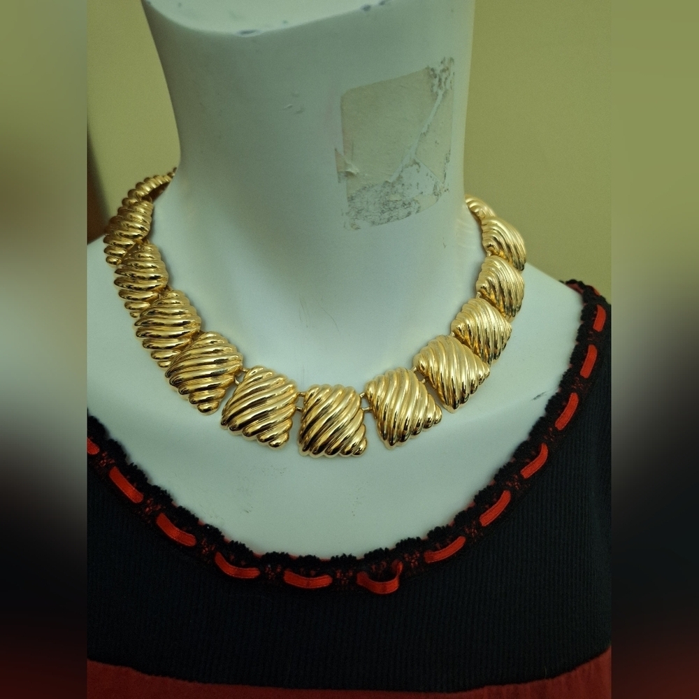 Gold Tone Ribbed Pannel Choker Collar Necklace